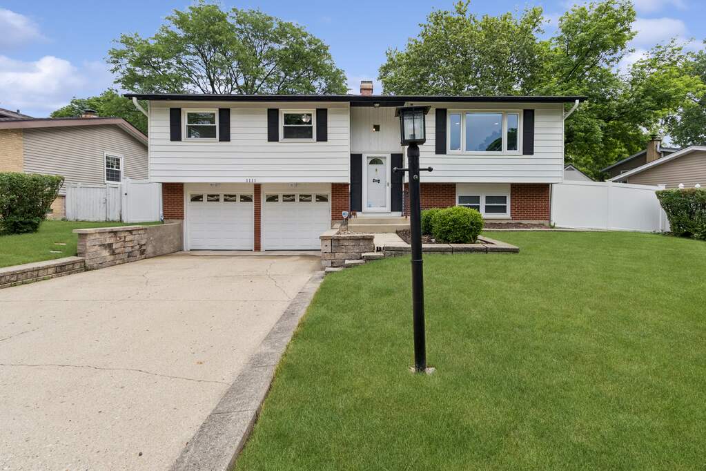 1111 N Greenfield Lane, Mount Prospect, IL 60056